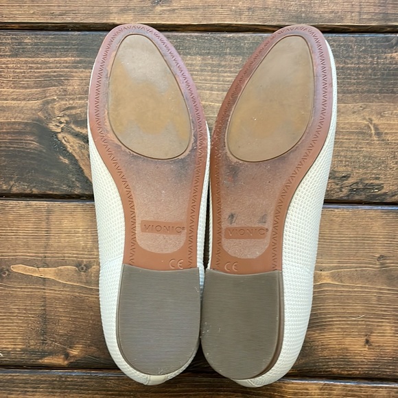 Vionic Size 8 Color: white. - Picture 3 of 5